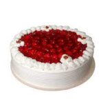 Torta de vainilla decorada con crema chantilly y fresas