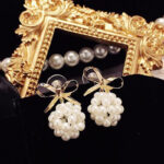 aretes enchapados en 24 k. aleación forma de nudo y perlas imitación