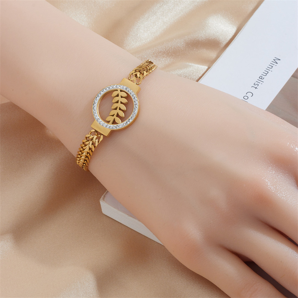 Pulsera gruesa acero titanio enchapado 18 k. con circones en circulo