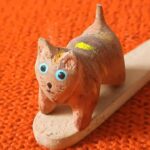 Gatito tallado en madera, pintado a mano con acrilico y barnizado. Medidas: 4.5 cm x 3 cm