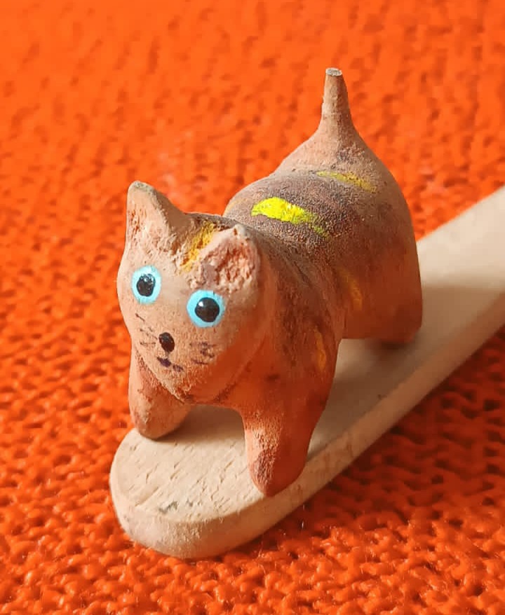 Gatito tallado en madera, pintado a mano con acrilico y barnizado. Medidas: 4.5 cm x 3 cm