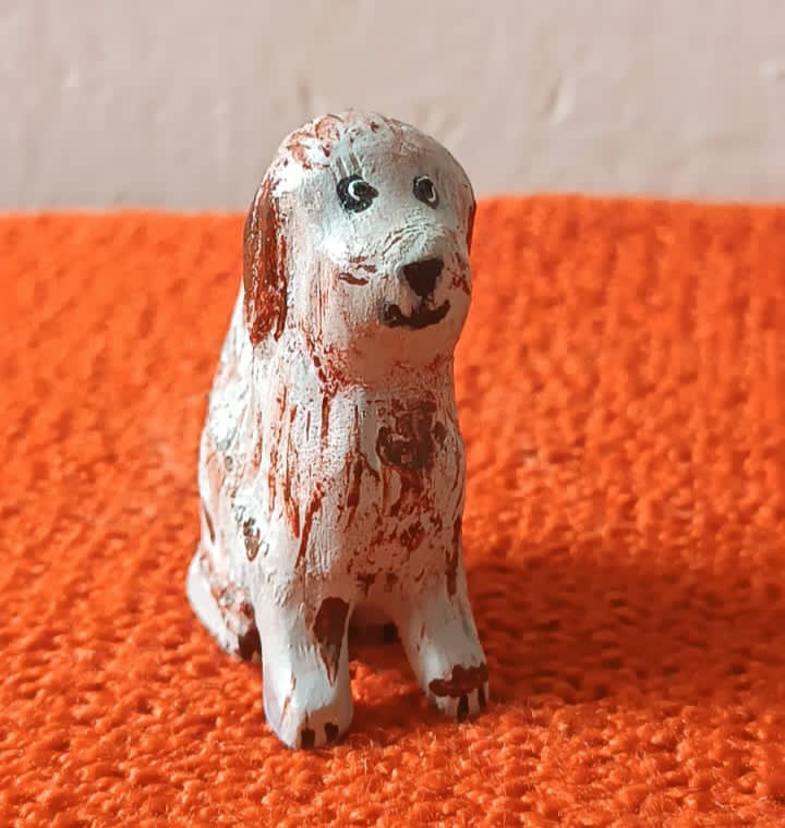Perrito tallado en madera, pintado con acrilico y barnizado. Medidas: 4.5 cm x 3 cm