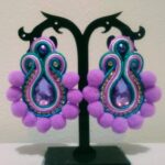 PENDIENTES SOUTAGE LILA POMPONES