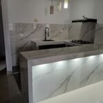 Elaboración de mesón de cocina con porcelanato y corte 45